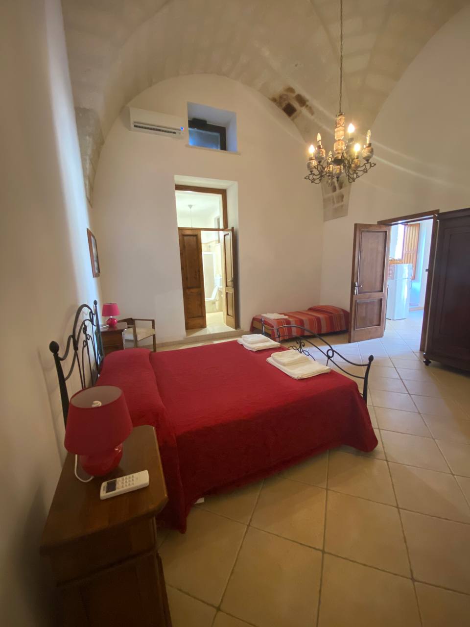 Camera con letto matrimoniale e letto singolo